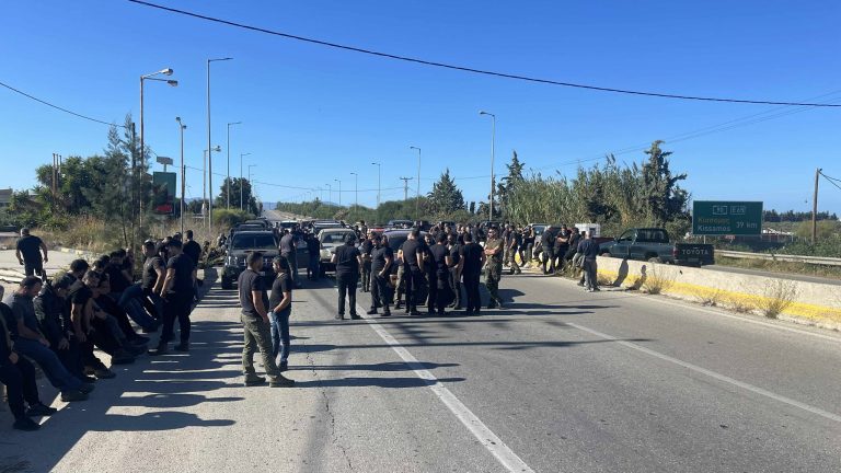 Αγρότες και κτηνοτρόφοι συνεχίζουν τον αποκλεισμό της εθνικής οδού Χανίων-Κισσάμου