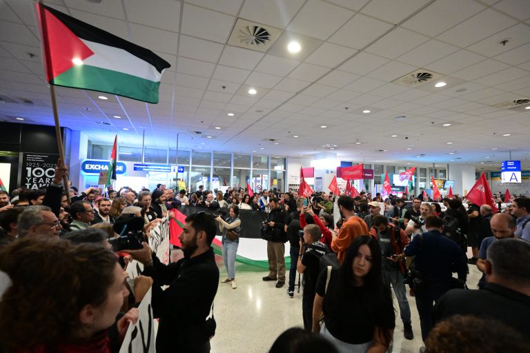 Επιστρέφουν το απόγευμα οι 27 Έλληνες του στολίσκου για τη Γάζα – Εν πτήσει το αεροσκάφος που τους μεταφέρει από το Ισραήλ