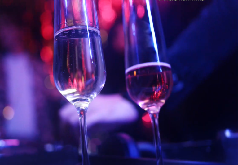 Επικίνδυνα για την υγεία τα νοθευμένα ποτά – Πώς γίνονται οι έλεγχοι για τους ανηλίκους στα μπαρ