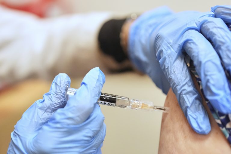 Ξεκίνησε ο αντιγριπικός εμβολιασμός – Διαθέσιμο για πρώτη φορά το ρινικό εμβόλιο για παιδιά