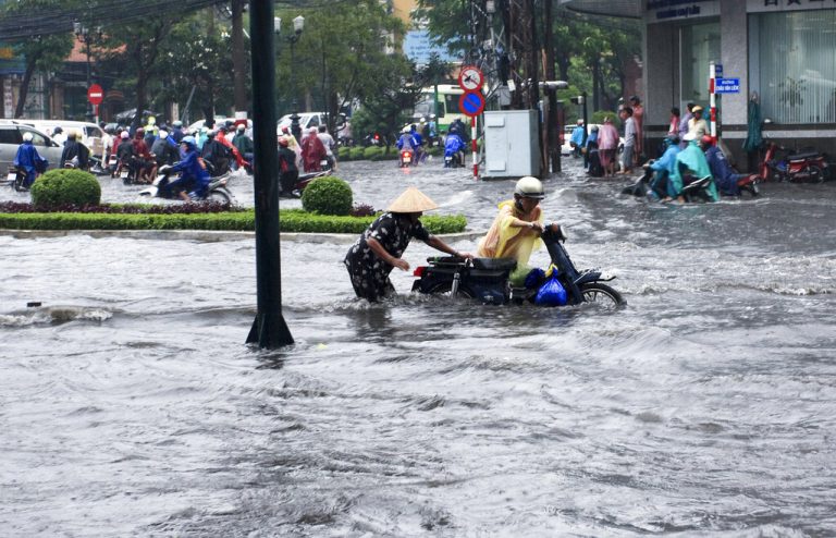 Βιετνάμ: Σε 13 ανήλθε ο αριθμός των νεκρών από τις πλημμύρες – Τουλάχιστον 11 άτομα αγνοούνται