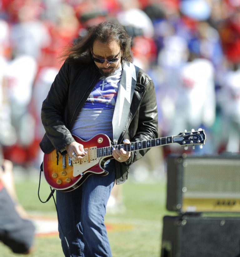 Έφυγε από τη ζωή σε ηλικία 74 ετών ο Έις Φρέιλι, ιδρυτικό μέλος και κιθαρίστας των Kiss