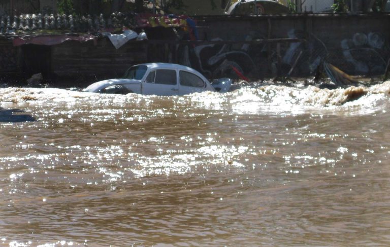 Εικόνες Αποκάλυψης και δεκάδες νεκροί από τις φονικές πλημμύρες στο Μεξικό