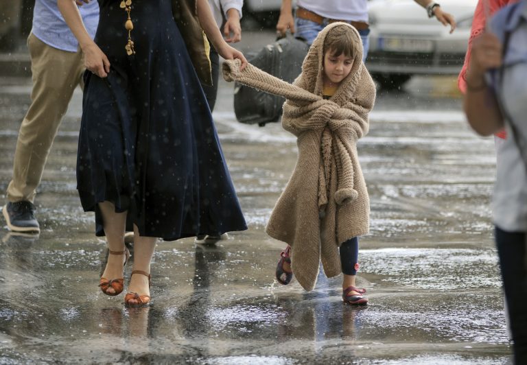 Σε «κόκκινο» συναγερμό η Ρουμανία λόγω βροχοπτώσεων – Κλειστά εκατοντάδες σχολεία την Τετάρτη