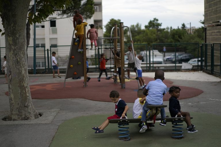 Γαλλία: 106.900 λιγότεροι μαθητές στα σχολεία της χώρας – Περικόπτονται 4.000 θέσεις εργασίας εκπαιδευτικών
