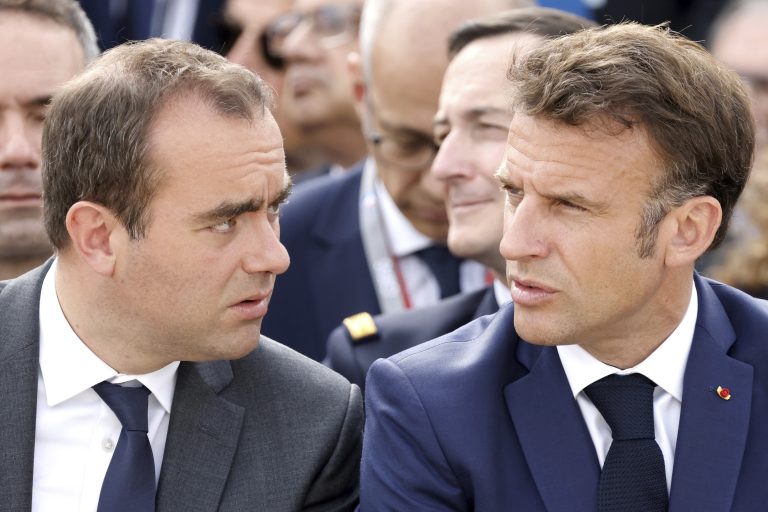 Γαλλία: Ο Μακρόν όρισε ξανά πρωθυπουργό τον Σεμπαστιάν Λεκορνί – Πρόταση μομφής κατά της κυβέρνησης θα καταθέσουν η ακροδεξιά και η Ανυπότακτη Γαλλία