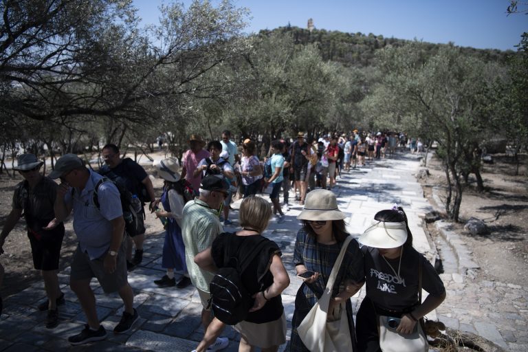 Ξεπέρασαν τους 24,9 εκατ. οι τουρίστες στην Ελλάδα στο οκτάμηνο – Ρεκόρ και στα έσοδα με 16,7 δισ. ευρώ