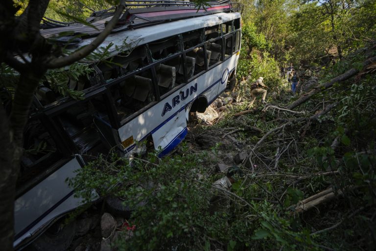 Ινδία: Τουλάχιστον 18 άνθρωποι βρήκαν τον θάνατο εξαιτίας κατολίσθησης που παρέσυρε λεωφορείο στο κρατίδιο Χιμάτσαλ Πραντές