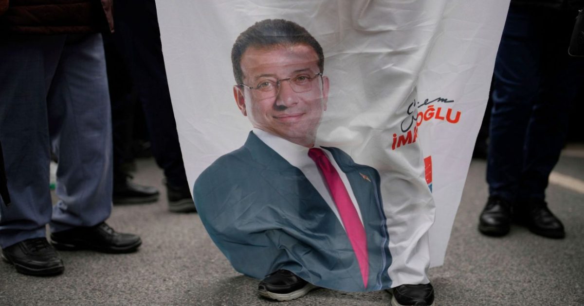 Τουρκία: Δικαστήριο εξέδωσε ένταλμα σύλληψης για «πολιτική κατασκοπεία» εις βάρος του ήδη φυλακισμένου Ιμάμογλου