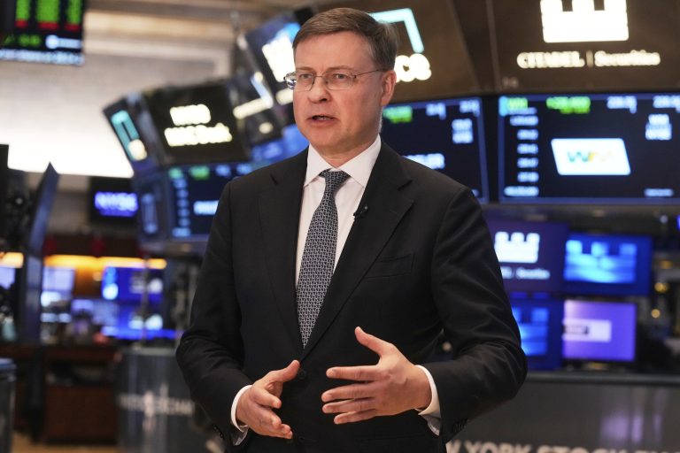 Γαλλία: Η ΕΕ αναμένει από το Παρίσι να τηρήσει τις δεσμεύσεις του για τη μείωση του ελλείμματος