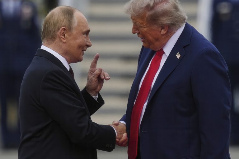 CNN: Πώς τα σχέδια του Τραμπ για τη συνάντηση με τον Πούτιν στη Βουδαπέστη μετατράπηκαν σε κυρώσεις