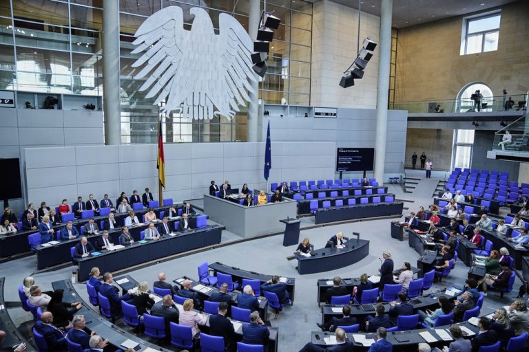 Γερμανία: Κλυδωνισμοί στον κυβερνητικό συνασπισμό – Πάγωσε το σχέδιο νόμου για τη στρατιωτική θητεία