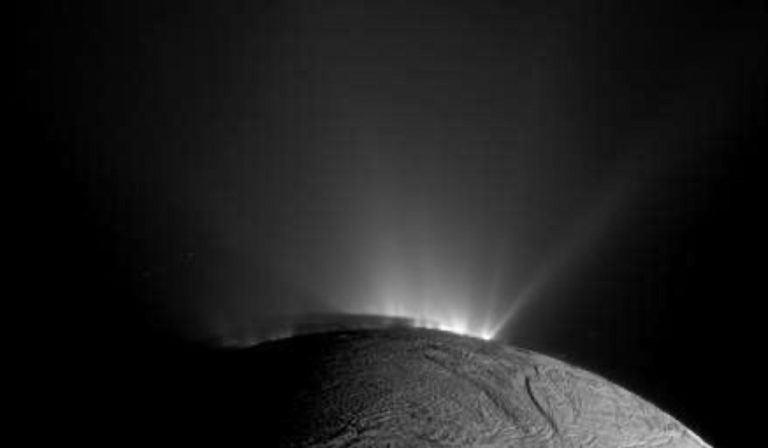 Διαστημόπλοιο Cassini: Ανίχνευσε οργανικά μόρια σε σωματίδια που εκτοξεύονται από τον ωκεανό του Εγκέλαδου