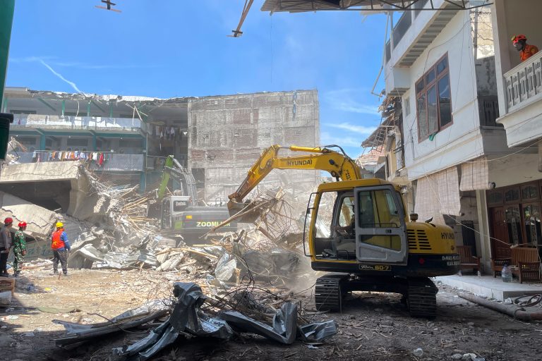 Ινδονησία: Στους 37 αυξήθηκαν οι νεκροί από την κατάρρευση ισλαμικού οικοτροφείου – Εξακολουθούν να αγνοούνται 26 άνθρωποι