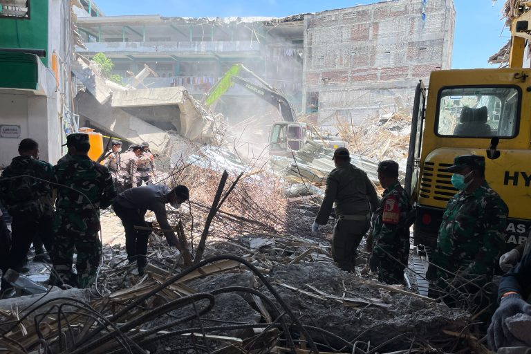 Ινδονησία: Στους 54 ανέρχονται οι νεκροί σε σχολείο που κατέρρευσε