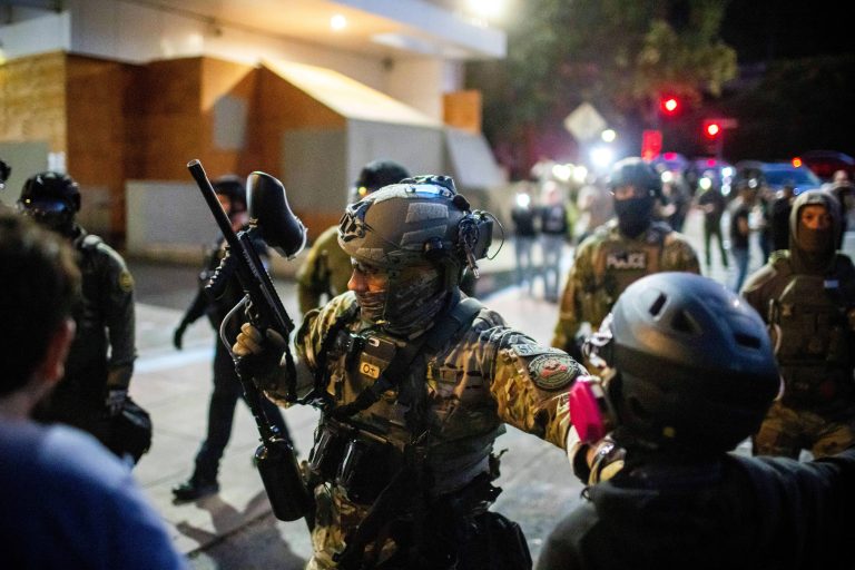 Λ. Οίκος: «Εμπόλεμες ζώνες» οι πολιτείες όπου κυβερνούν οι Δημοκρατικοί – Και στο Πόρτλαντ ζητούν αποχώρηση της Εθνοφρουράς