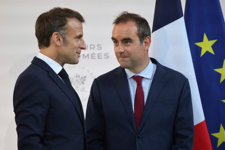 Σε «συμπληγάδες» ο Μακρόν – Δίλημμα για πρόωρες εκλογές ή απόσυρση του νομοσχεδίου για το συνταξιοδοτικό