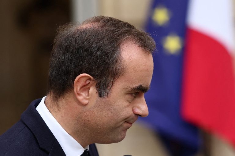 Γαλλία: Ο Μακρόν αναθέτει στον Λεκορνί να πραγματοποιήσει τελικές συνομιλίες για τη «σταθερότητα» της χώρας