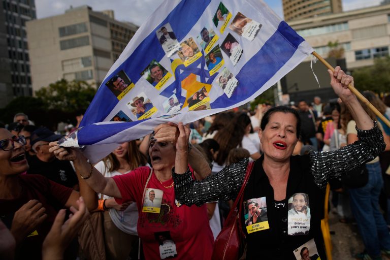 Με 200 Αμερικανούς στρατιώτες η εφαρμογή της συμφωνίας Ισραήλ και Χαμάς – Πανηγυρισμοί από την «πλατεία των ομήρων» ως τη Χαν Γιουνίς