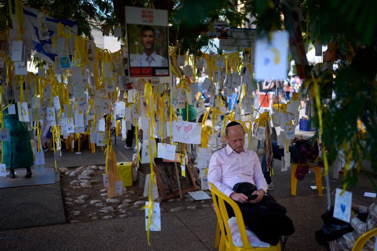 Η «κίτρινη νύχτα» του Ισραήλ: Αγωνία και προσμονή για την απελευθέρωση των ομήρων από τη Χαμάς – Πώς θα γίνει η επιστροφή τους