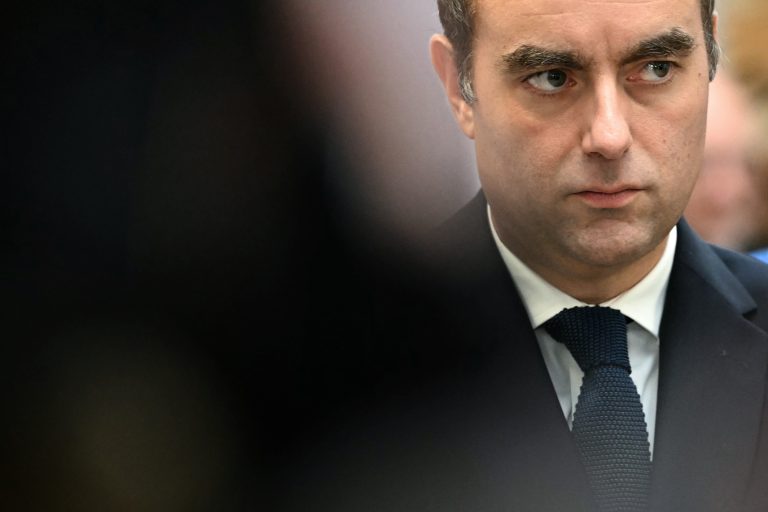 Γαλλία: Απέρριψε η Εθνοσυνέλευση την πρόταση μομφής κατά της κυβέρνησης Λεκορνί