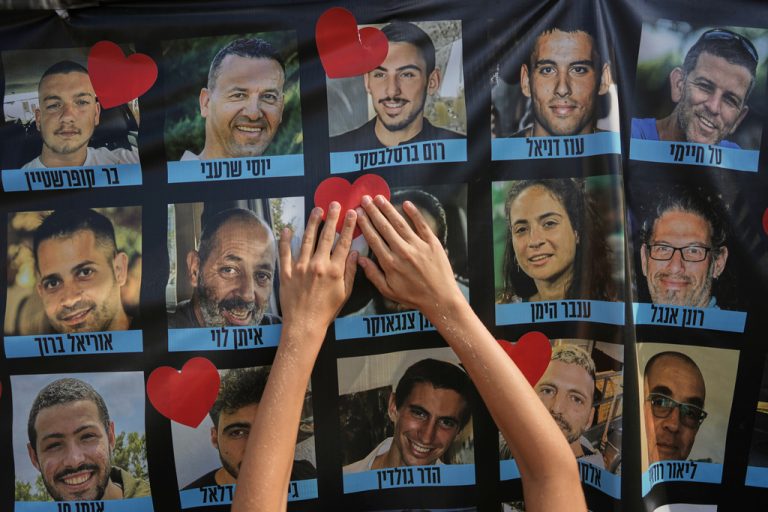 Οι ιστορίες πίσω από 738 ημέρες αιχμαλωσίας – Συγκινητικές επανενώσεις, αλλά και «ανοιχτή πληγή» η μη επιστροφή όλων των λειψάνων Ισραηλινών ομήρων