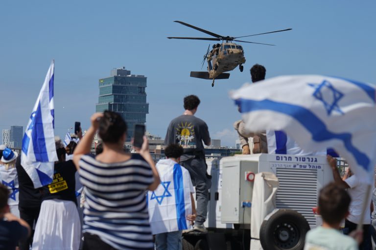 Ισραηλινή πρώην όμηρος περιγράφει τις συνθήκες αιχμαλωσίας μετά την απελευθέρωση του συντρόφου της – «Παρά τις ελάχιστες πιθανότητες, ξανασμίξαμε»