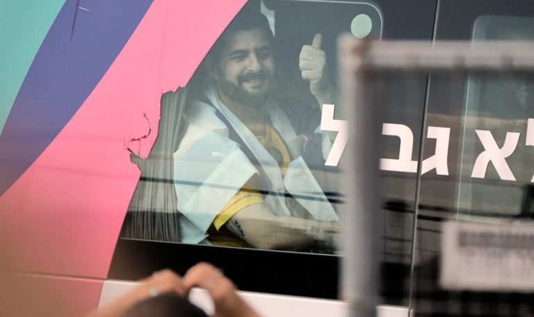«Καλωσήρθατε πίσω στην πατρίδα»: Πανηγυρική επιστροφή των τελευταίων Ισραηλινών ομήρων με ζητωκραυγές – Δείτε βίντεο