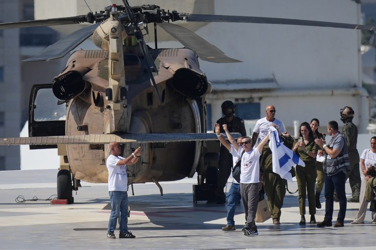Live – Επέστρεψαν και οι 20 όμηροι – Το απόγευμα η παράδοση των λειψάνων – Τo ΕΡΤnews στην καρδιά των γεγονότων