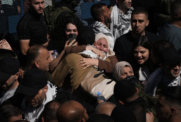 «Ήμασταν σε σφαγείο, όχι σε φυλακή, μας χτυπούσαν και μας ταπείνωναν» – Σε κλίμα χαρμολύπης επέστρεψαν οι Παλαιστίνιοι κρατούμενοι