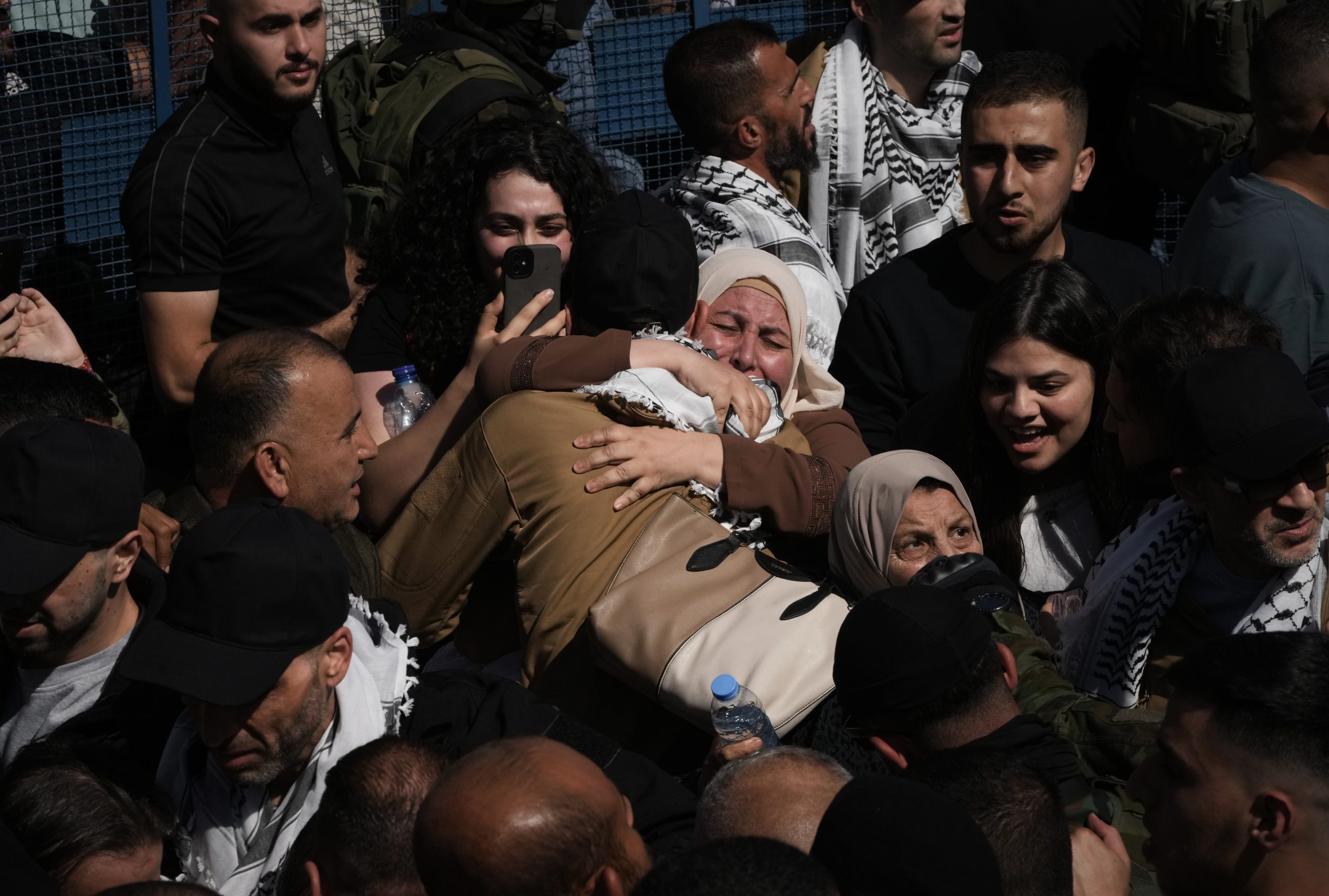 «Ήμασταν σε σφαγείο, όχι σε φυλακή, μας χτυπούσαν και μας ταπείνωναν» – Σε κλίμα χαρμολύπης επέστρεψαν οι Παλαιστίνιοι κρατούμενοι