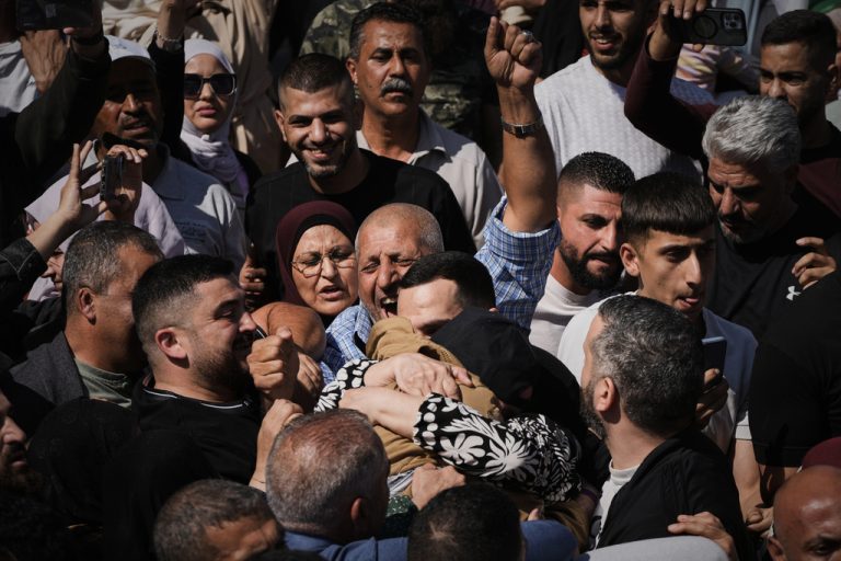 Δυτική Όχθη: Ξέσπασμα χαράς στη Ραμάλα με την άφιξη λεωφορείων που μεταφέρουν τους απελευθερωθέντες Παλαιστινίους