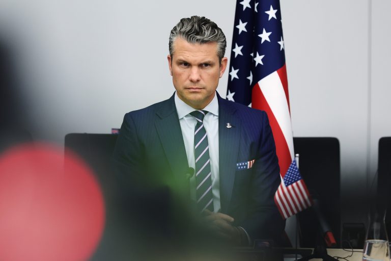 Το αεροπλάνο του Αμερικανού Υπ. Άμυνας, Χέγκσεθ προσγειώθηκε εκτάκτως στη Βρετανία, λόγω ρωγμής στο παρμπρίζ