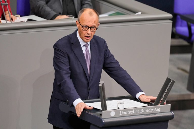 Ο Μερτς προσκαλεί τον πρόεδρο της Συρίας στη Γερμανία για συνομιλίες σχετικά με τον επαναπατρισμό προσφύγων