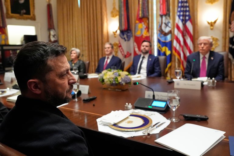 FT: Ο Τραμπ κάλεσε τον Ζελένσκι να δεχθεί τους όρους του Πούτιν, αλλιώς «θα καταστραφεί» από τη Ρωσία