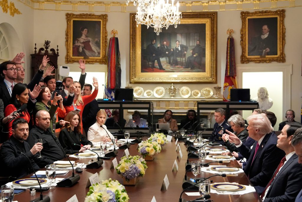 Ο Τραμπ πιέζει Ρωσία και Ουκρανία να τερματίσουν τον πόλεμο μετά την «άβολη» συνάντηση με τον Ζελένσκι – Για «ουσιαστική» συζήτηση κάνει λόγο ο Ουκρανός πρόεδρος