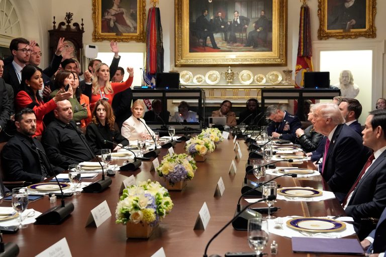 Ο Τραμπ πιέζει για κατάπαυση του πυρός στην Ουκρανία: Διάλογος, επιφυλάξεις και η σκιά των Tomahawk – Το βλέμμα όλων στη Βουδαπέστη