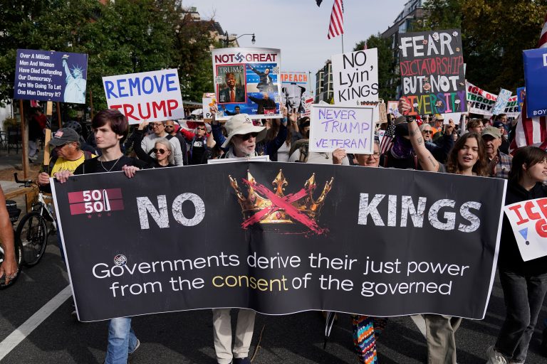 “No Kings”: Εκατομμύρια Αμερικανοί διαδηλώνουν κατά της κυβέρνησης Τραμπ