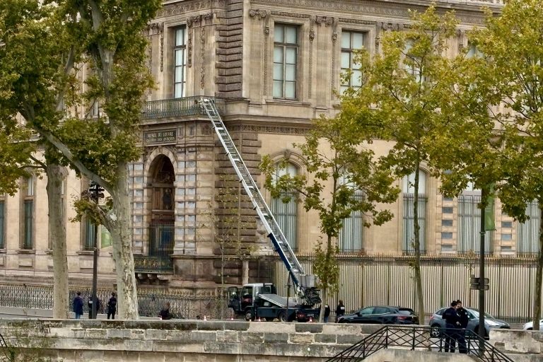Η διευθύντρια του Λούβρου παραδέχθηκε ότι υπήρχαν κενά στο σύστημα καμερών που επέτρεψαν την κλοπή