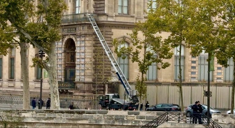 Λούβρο: Ετοιμαζόταν να ταξιδέψει στην Αλγερία ένας εκ των δύο συλληφθέντων – Πώς έφτασαν στα ίχνη τους οι Αρχές