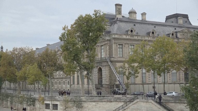 Συναγερμός στο Λούβρο: Ληστεία στην γκαλερί Απόλλωνα – Άρπαξαν συλλογή κοσμημάτων του Ναπολέοντα