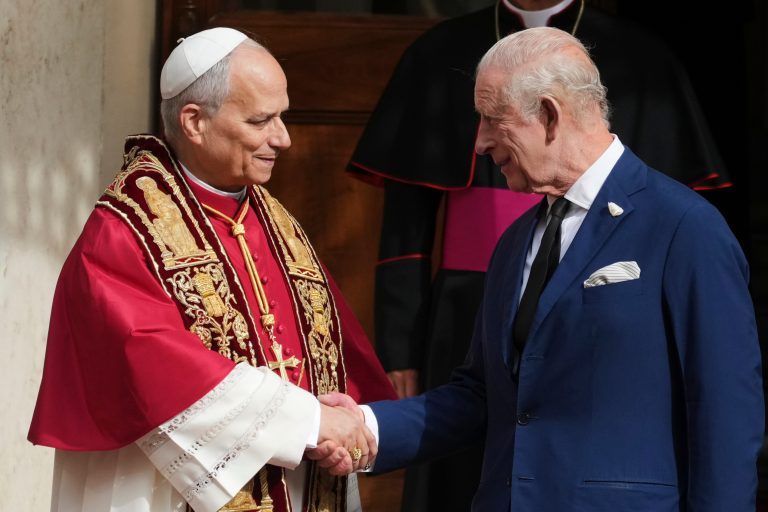 Ο βασιλιάς Κάρολος Γ΄ προσεύχεται δημόσια με τον Πάπα Λέοντα ΙΔ΄ μετά από 500 χρόνια