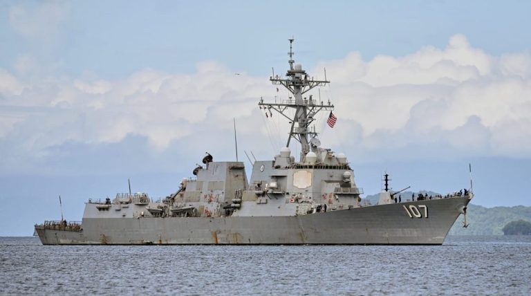 Το αμερικανικό αντιτορπιλικό USS Gravely πραγματοποιεί ασκήσεις κοντά στη Βενεζουέλα μαζί με τον στρατό του Τρινιντάντ