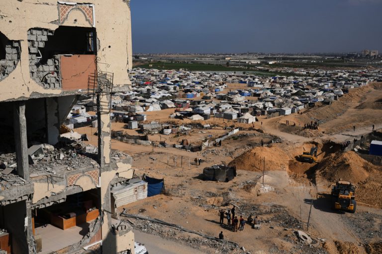 Αιματοχυσία στη Γάζα εν μέσω εκεχειρίας:  Τουλάχιστον 30 νεκροί από ισραηλινά πλήγματα – Η συμφωνία δεν κινδυνεύει, λέει ο Τραμπ