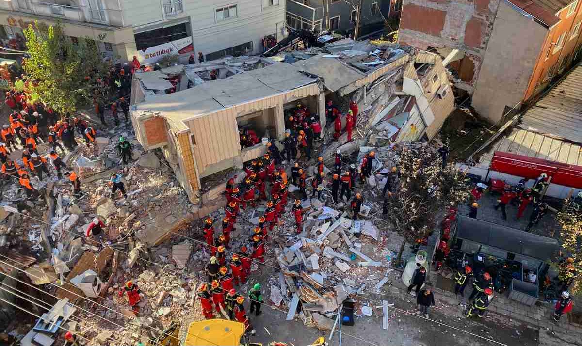 Κατάρρευση κτηρίου στην Τουρκία: Νεκροί και οι γονείς – Μόνο η κόρη της οικογένειας επέζησε