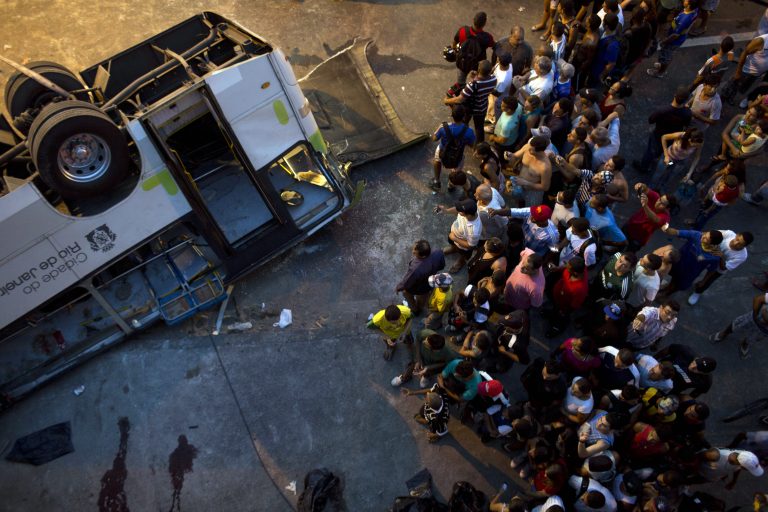 Βραζιλία: Τουλάχιστον 17 νεκροί εξαιτίας ανατροπής λεωφορείου
