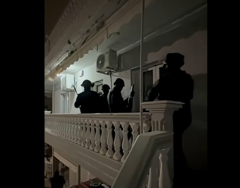 Εξαρθρώθηκε κύκλωμα που διέπραττε κλοπές σε βάρος ηλικιωμένων – Η στιγμή που οι αστυνομικοί εισβάλουν στο σπίτι της σπείρας (Βίντεο)