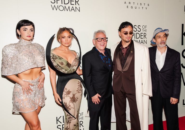 Η Jennifer Lopez πλέκει ιστούς, παγιδεύει και παγιδεύεται στις μεγάλες οθόνες