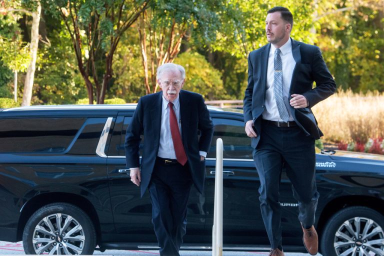 Παραδόθηκε ο πρώην σύμβουλος του προέδρου Τραμπ, Τζον Μπόλτον – Κατηγορείται για κοινοποίηση απόρρητων πληροφοριών