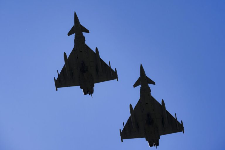 Βρετανικά αεριωθούμενα πέταξαν σε 12ωρη αποστολή με τις ΗΠΑ – Το ΝΑΤΟ κοντά στα ρωσικά σύνορα